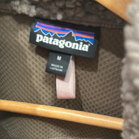 Women’s medium Patagonia vest- like new!! - Picture 2 of 2